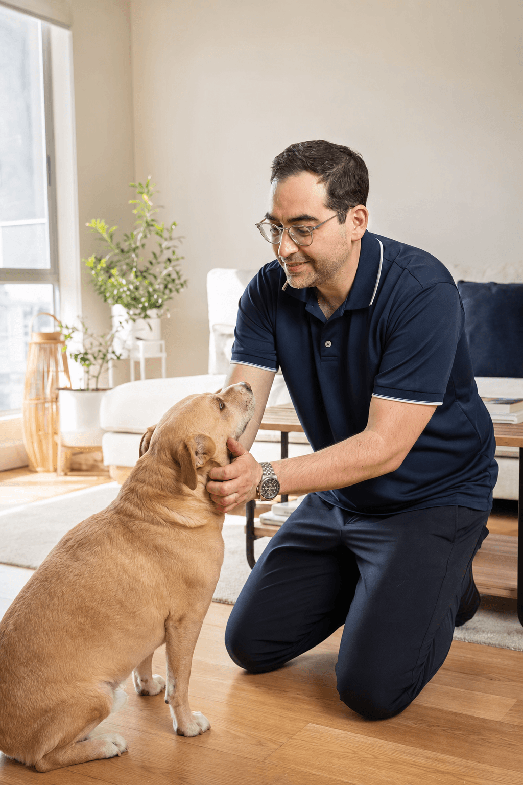Asesor de Panamericana de Seguros con un perro